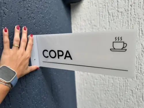 Placa Identificação de Sala Modelo Caulim Formato Bandeira