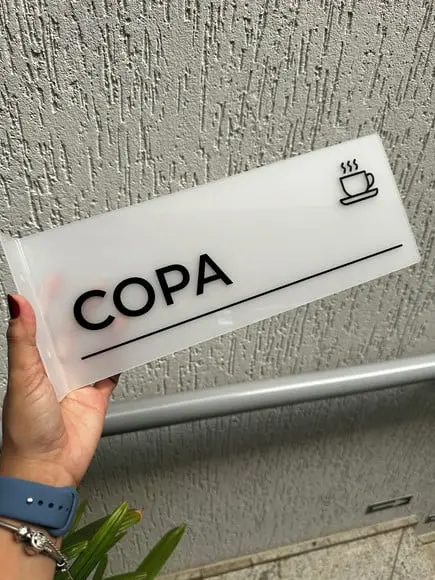 Placa Identificação de Sala Modelo Caulim Formato Bandeira