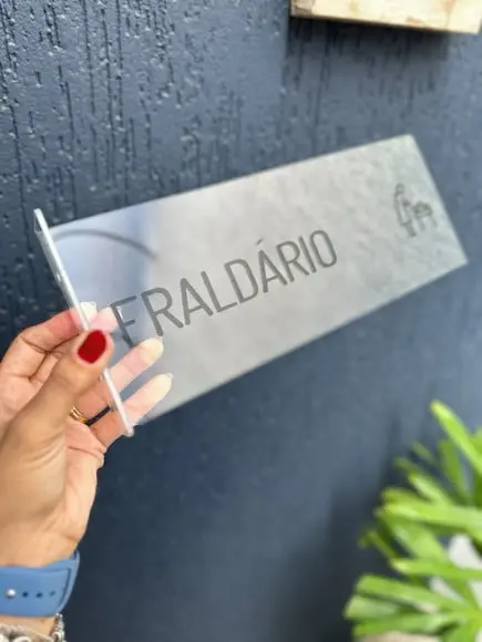 Placa Identificação de Sala Modelo Caulim Formato Bandeira