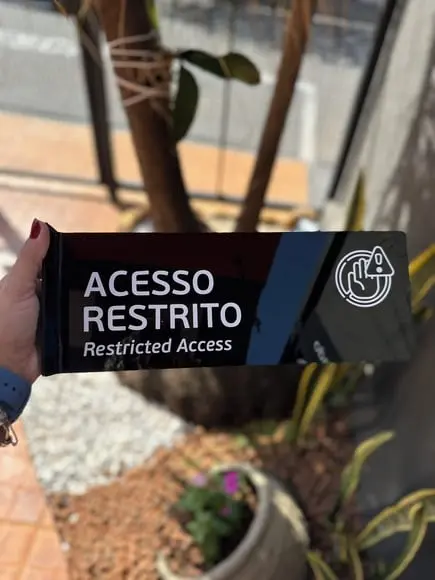 Placa Identificação de Sala Modelo Caulim Formato Bandeira