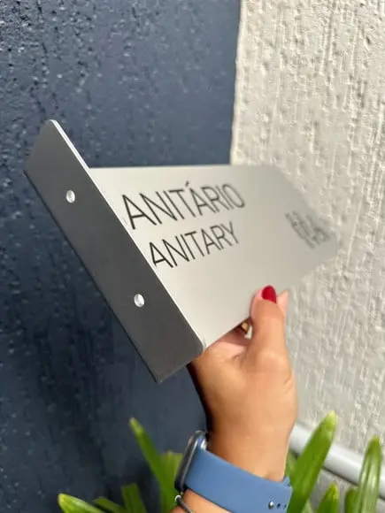 Placa Identificação de Sala Modelo Caulim Formato Bandeira