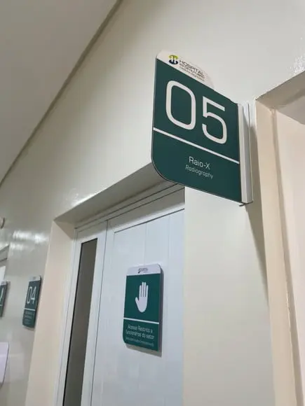Placa Identificação de Sala Modelo Caulim Formato Bandeira