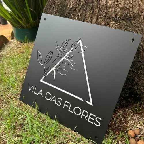 Placa Metálica com Logotipo Personalizado Vazado 30x35