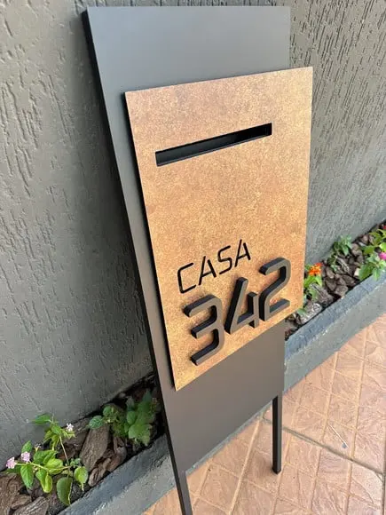 Totem Residencial Acm com Corten - 40,5x85 Pé para Jardim