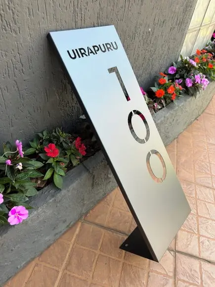 Totem Residencial Aço Carbono com Pé para Sustentação