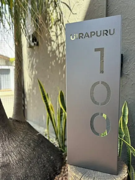 Totem Residencial Aço Carbono com Pé para Sustentação