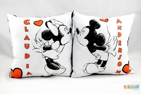 2 Almofadas 48x48 cm para decoração Mickey e Minnie