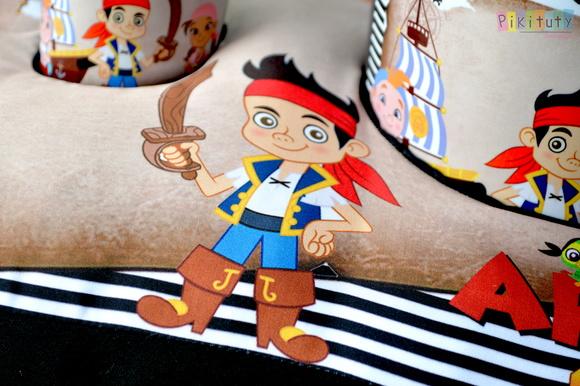 Almofada Porta Pipoca Jake e os Piratas