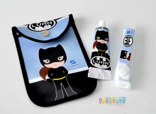 20 Kits Dental c/ Porta Escova Batman e Batgirl