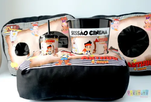 Almofada Porta Pipoca Jake e os Piratas