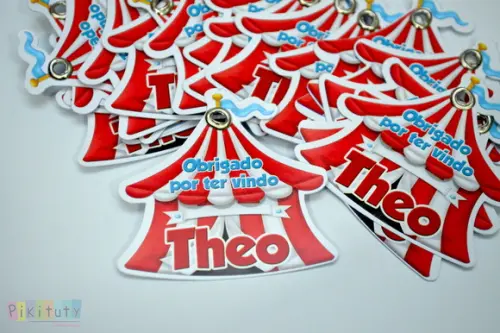 Tag com recorte especial e ilhós
