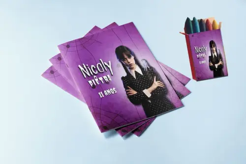 Kit Revistinha Colorir e Giz de Cera da Wandinha