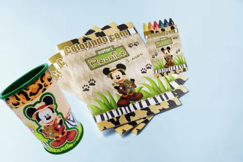 Revista Colorir Giz de Cera+ Cofrinho Personalizado Mickey
