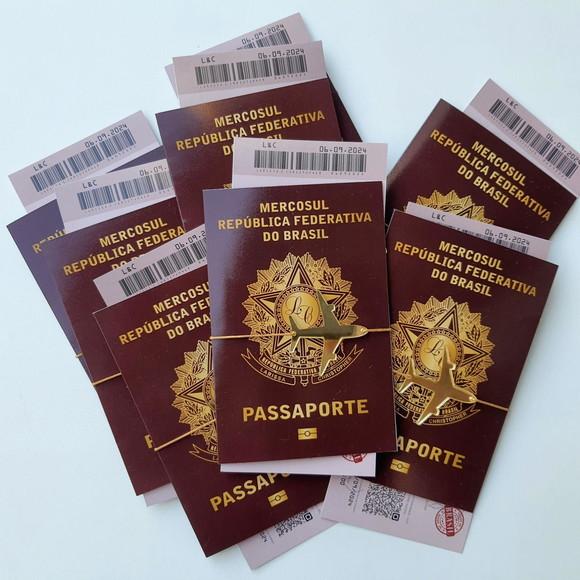 Convite Passaporte Premium com Tag de Acrílico Espelhado
