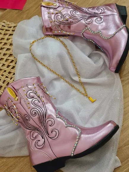 Correntinha com Pingente Bota Boiadeira,chapéu ou Cavalo