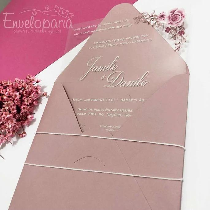 Convite Transparente Impressão Branca Rosas Envelope Rosé