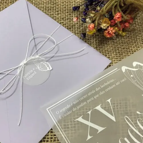 Convite 15 Anos Lilás com Vegetal em Branco