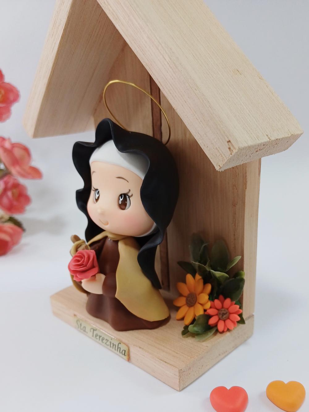 Santa Terezinha em Biscuit com Oratório de Madeira