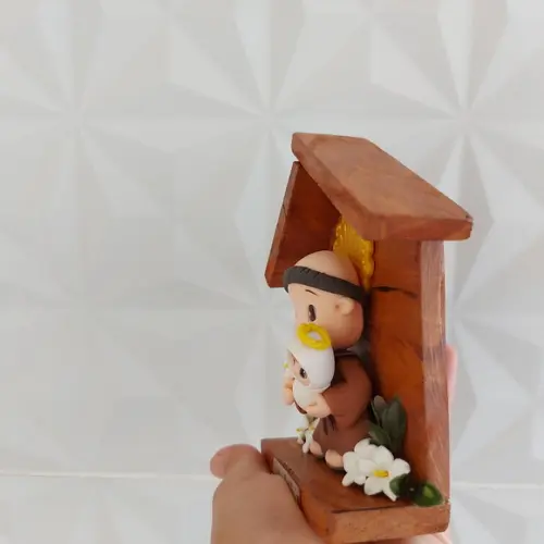 Santo Antônio em Biscuit na Capela de Madeira