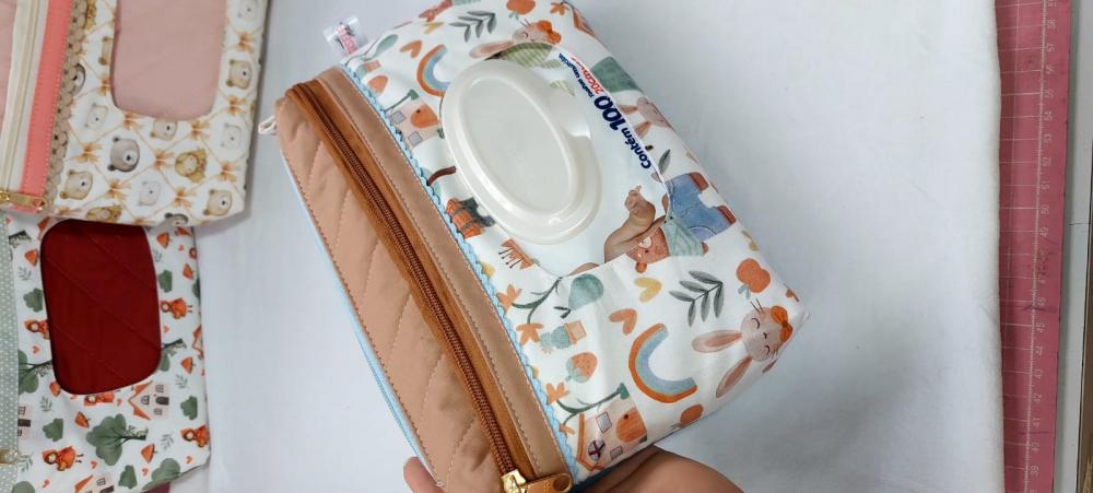 Necesseire do bebê - Porta fraldas com bolso para lenço umedeci