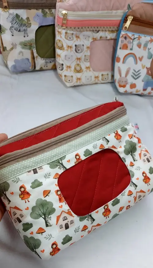 Necesseire do bebê - Porta fraldas com bolso para lenço umedeci