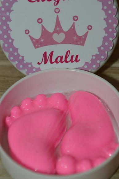 Latinhas com sabonetes de pezinhos