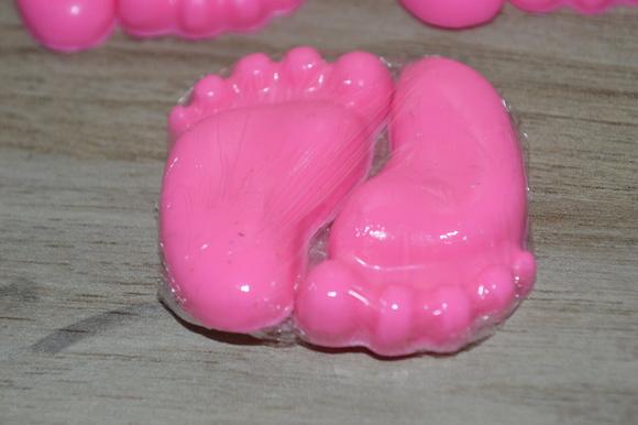 Latinhas com sabonetes de pezinhos
