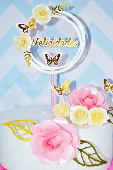 Topo de bolo com flores flutuante