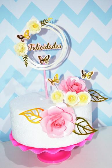 Topo de bolo com flores flutuante