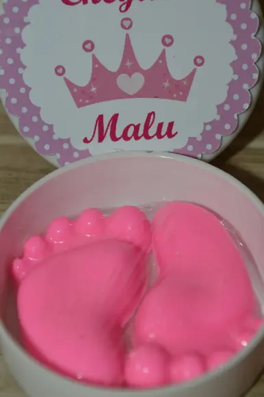 Latinhas com sabonetes de pezinhos