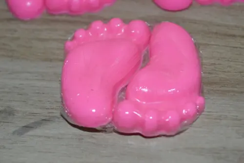 Latinhas com sabonetes de pezinhos