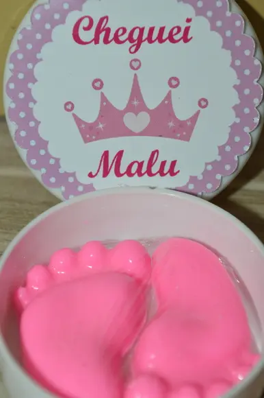 Latinhas com sabonetes de pezinhos
