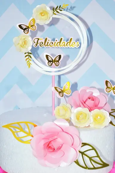 Topo de bolo com flores flutuante