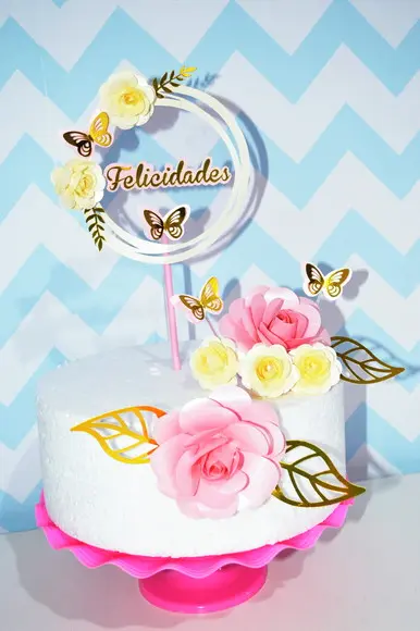 Topo de bolo com flores flutuante