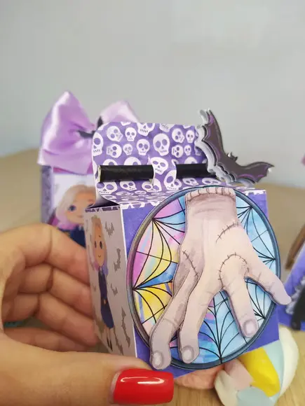 Kit 30 Personalizados - Wandinha Adams