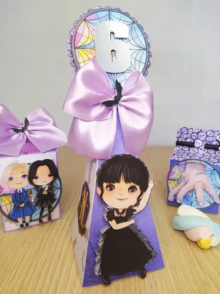 Kit 30 Personalizados - Wandinha Adams
