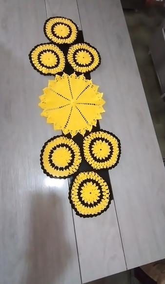 Caminho de mesa de crochê círculos