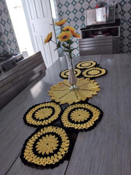 Caminho de mesa de crochê círculos