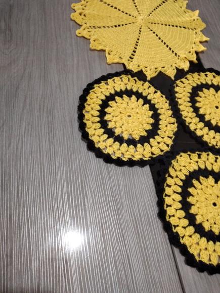 Caminho de mesa de crochê círculos
