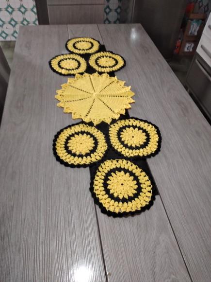 Caminho de mesa de crochê círculos
