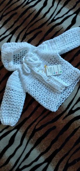 Casaquinho para bebê de crochê branco