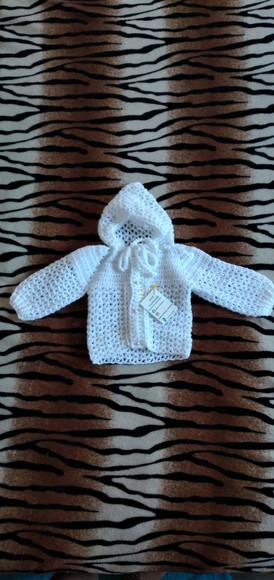 Casaquinho para bebê de crochê branco