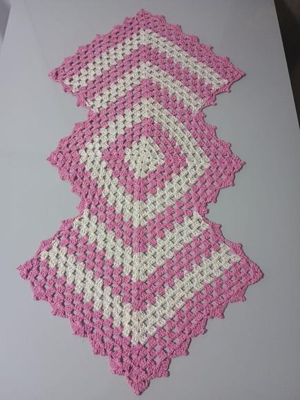 Trilho de Mesa Croche Losango Rosa com Cru - Pronta Entrega