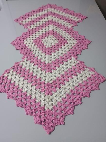 Trilho de Mesa Croche Losango Rosa com Cru - Pronta Entrega