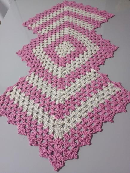 Trilho de Mesa Croche Losango Rosa com Cru - Pronta Entrega