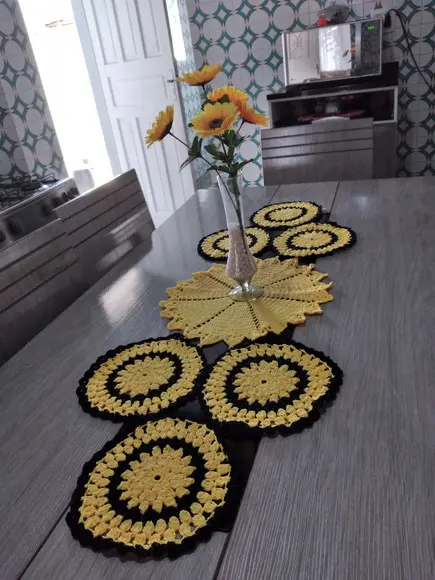 Caminho de mesa de crochê círculos