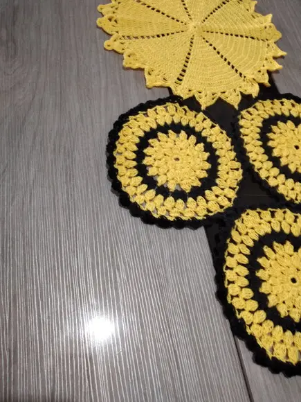 Caminho de mesa de crochê círculos