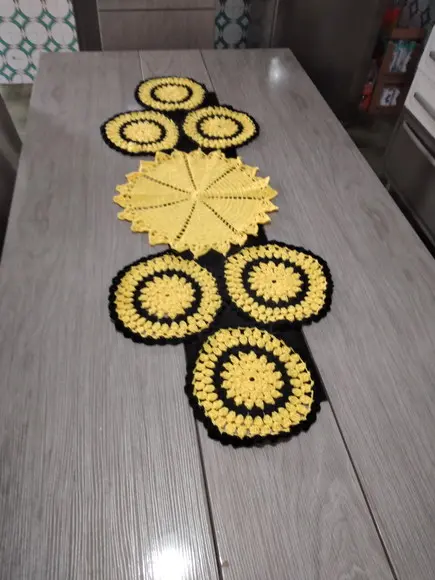 Caminho de mesa de crochê círculos