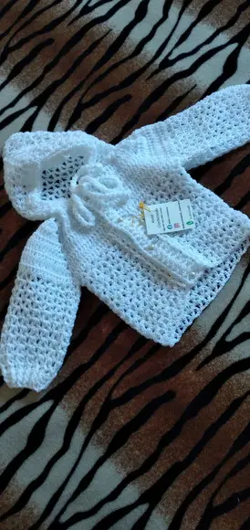 Casaquinho para bebê de crochê branco