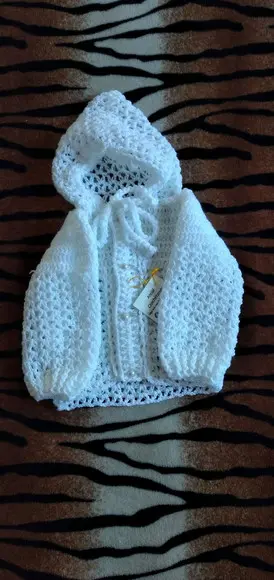 Casaquinho para bebê de crochê branco